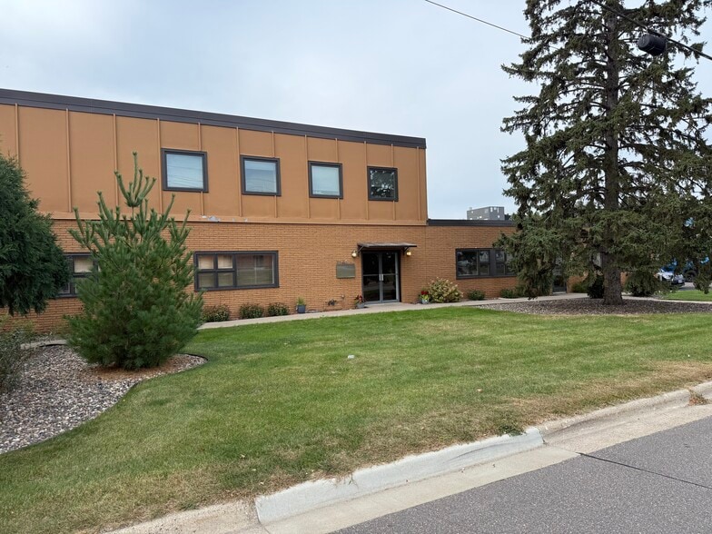 2238-2240 Edgewood Ave S, Minneapolis, MN for lease - Interior Photo - Image 2 of 12