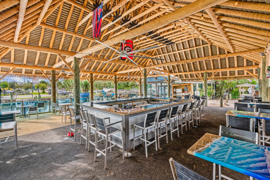 4817 SE Dixie Hwy, Stuart, FL for sale - Building Photo - Image 1 of 1