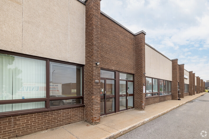 604-678 Rue Deslauriers, Montréal, QC for lease - Primary Photo - Image 3 of 5