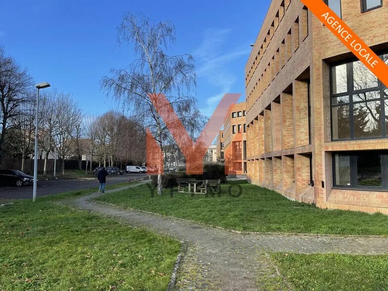 Office in Le Pecq for lease - Building Photo - Image 2 of 13