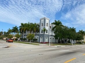 625 Tamiami Trl N, Naples, FL for lease Building Photo- Image 2 of 75