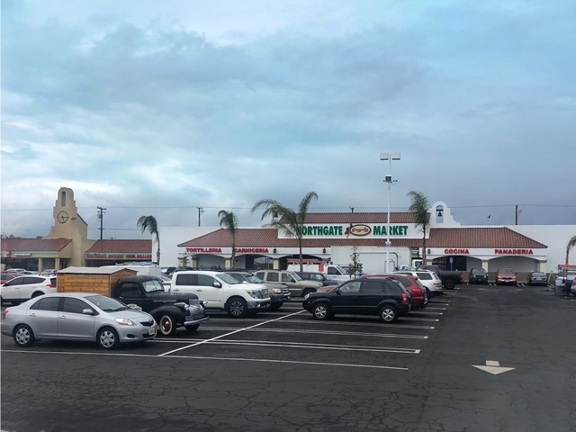 8100-8122 Long Beach Blvd, South Gate, CA for lease - Building Photo - Image 2 of 4