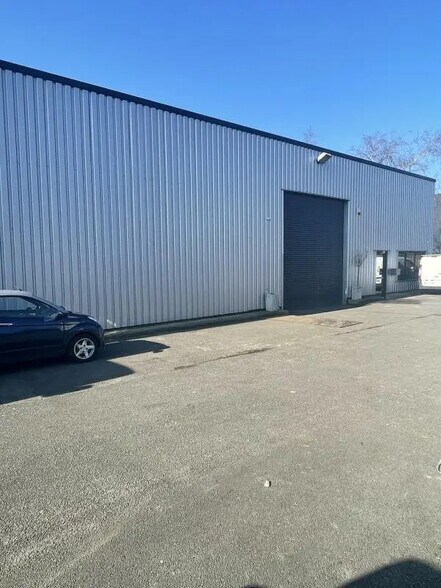 Office in Neuville-en-Ferrain for lease - Building Photo - Image 1 of 6