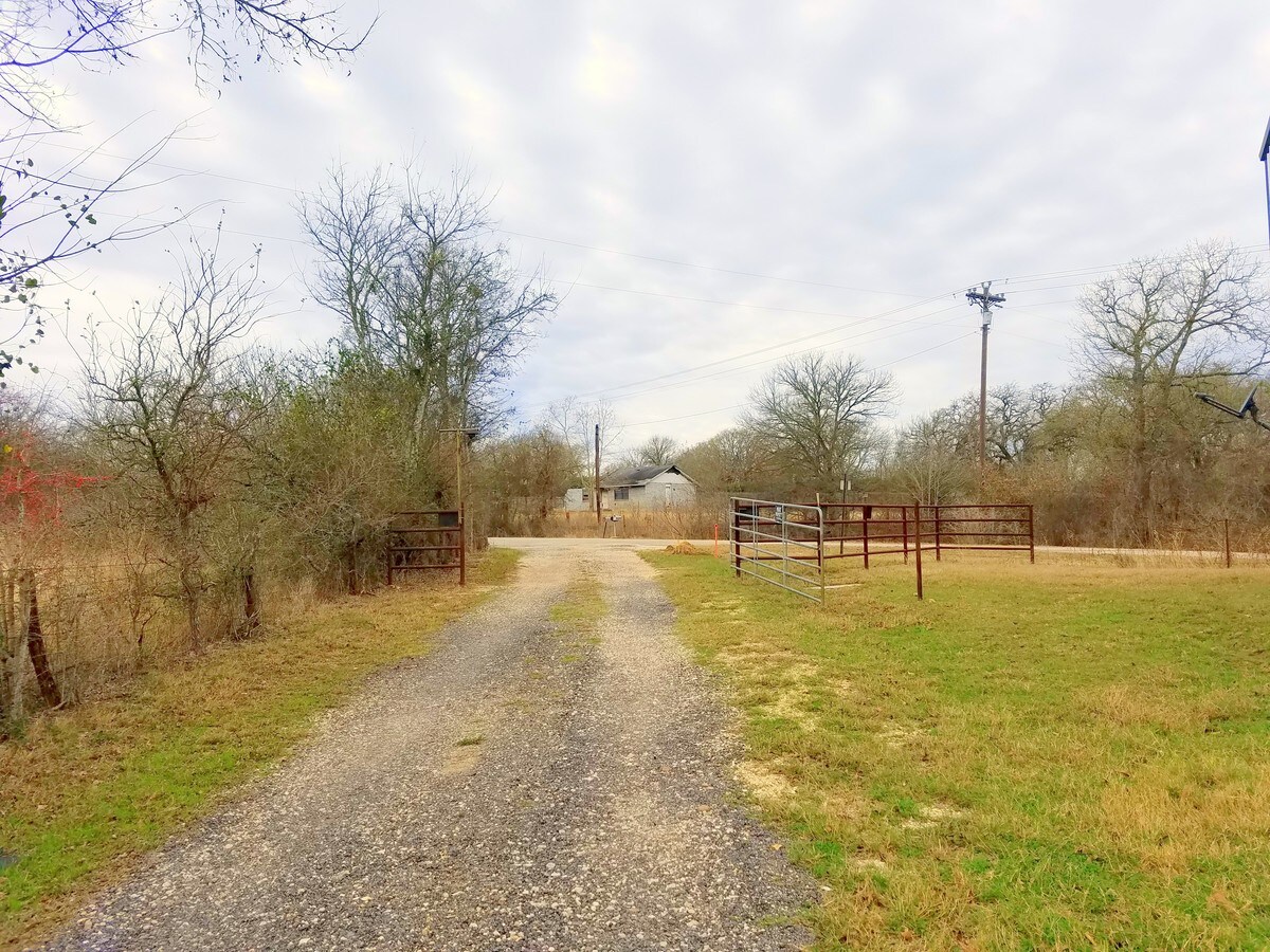 740 Old Lytton Springs Rd, Lockhart, TX 78644