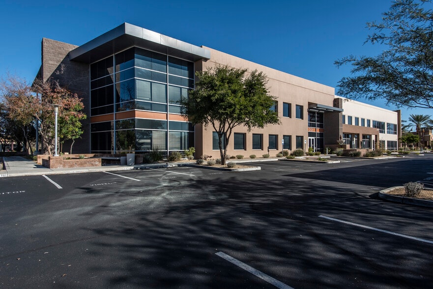 2121 W Chandler Blvd, Chandler, AZ for lease - Primary Photo - Image 1 of 10