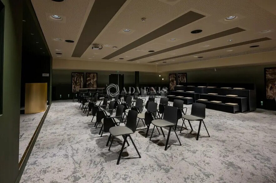 Office in Courbevoie for lease - Building Photo - Image 1 of 12