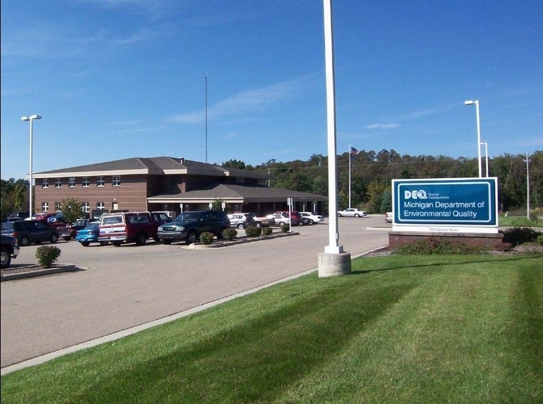 7953 Adobe Rd, Kalamazoo, MI for sale - Building Photo - Image 1 of 1