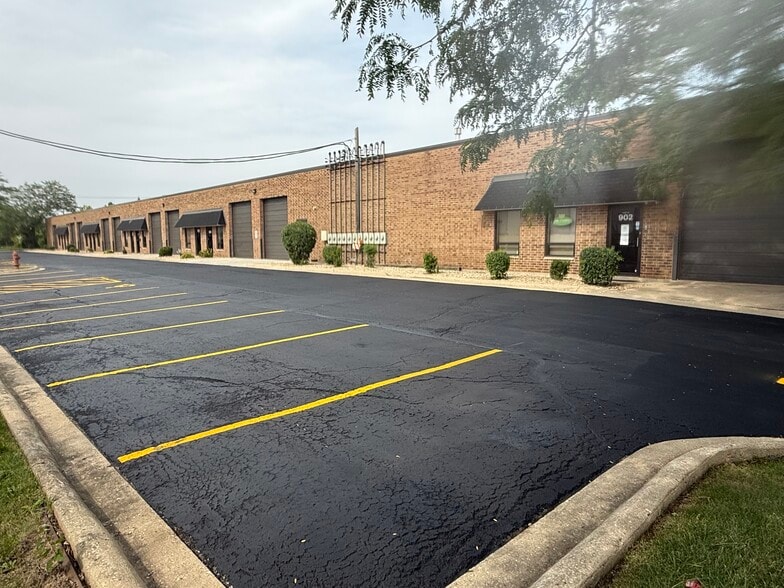 1670-1690 Wright Blvd, Schaumburg, IL for lease - Building Photo - Image 2 of 3