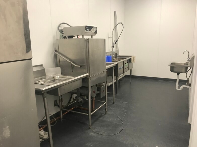 1015 Meriden Rd, Waterbury, CT for lease - Building Photo - Image 3 of 7