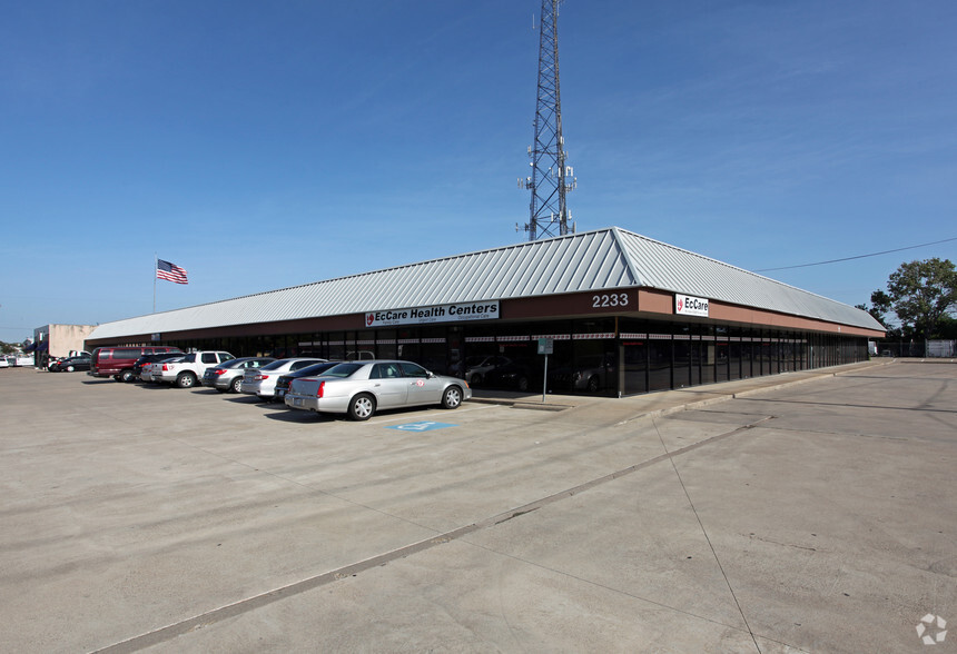 2233 E Grauwyler Rd, Irving, TX for lease - Primary Photo - Image 1 of 5