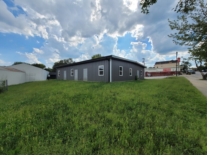 704 E 4th St, Tonganoxie, KS for sale - Building Photo - Image 2 of 4