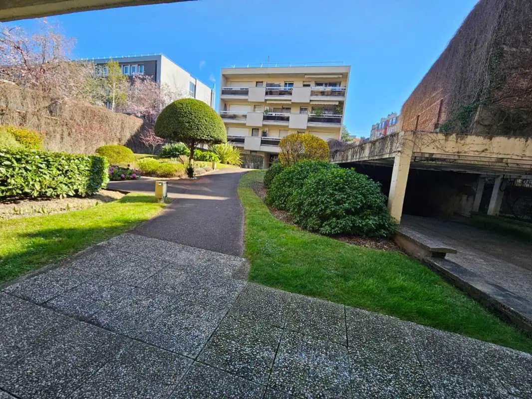 Office in Boulogne-Billancourt for lease Building Photo- Image 1 of 15