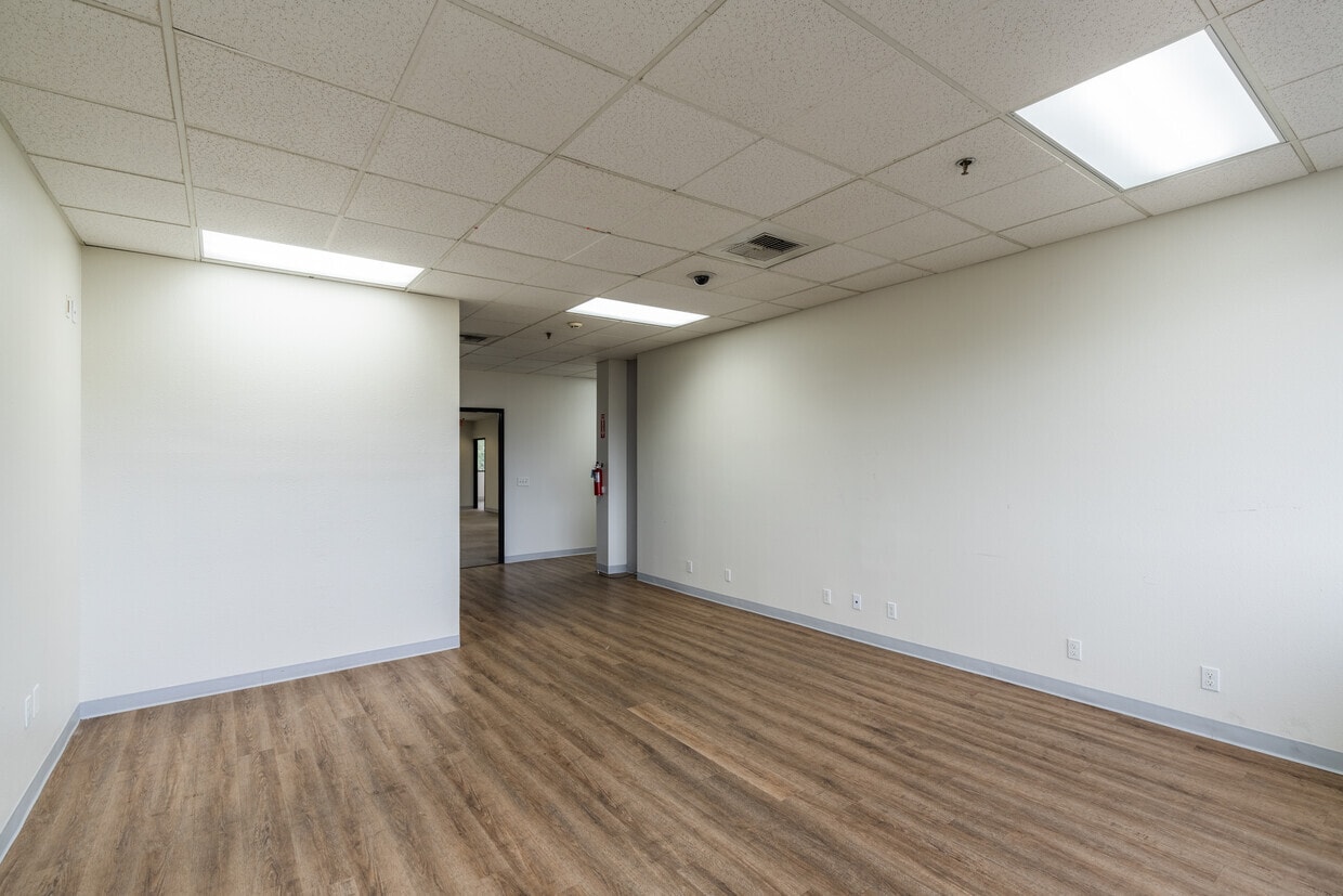 3142 Vista Way, Oceanside, CA for lease Interior Photo- Image 1 of 12