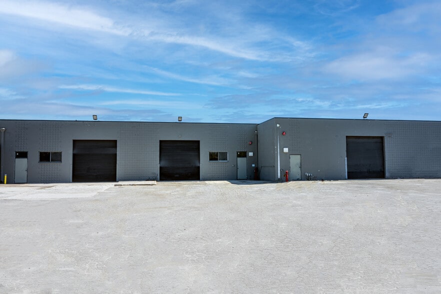 13340 Raymer St, North Hollywood, CA for lease - Building Photo - Image 1 of 4