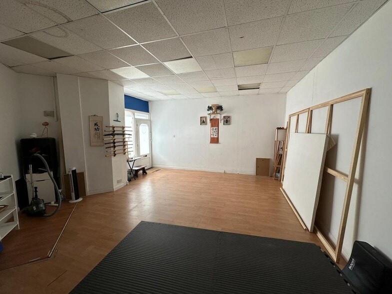 1-40 Village Sq, Brighton for lease - Building Photo - Image 2 of 9