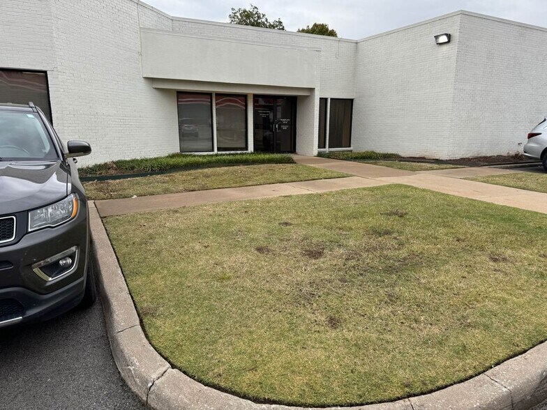 817 S Elm Pl, Broken Arrow, OK for lease - Building Photo - Image 3 of 16