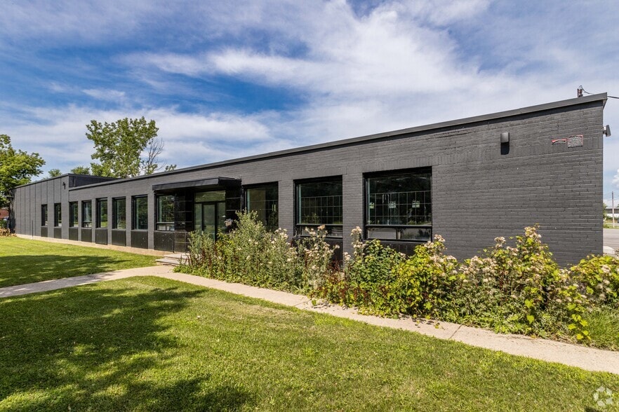 131 Boul Hymus, Pointe-claire, QC for lease - Primary Photo - Image 1 of 11