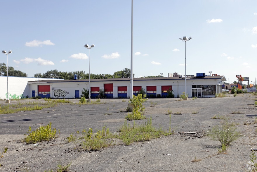 10550 W 8 Mile Rd, Ferndale, MI for sale - Building Photo - Image 2 of 7