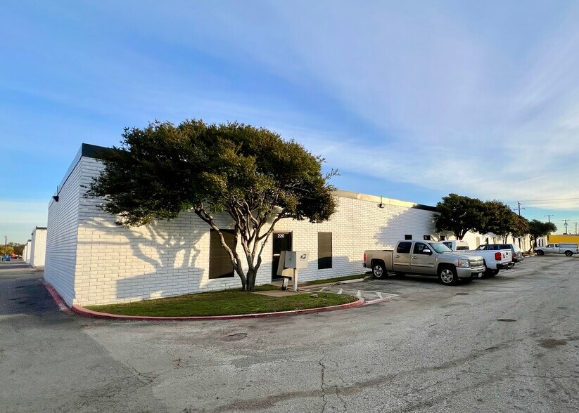 209 S Kirby St, Garland, TX for lease - Building Photo - Image 2 of 11