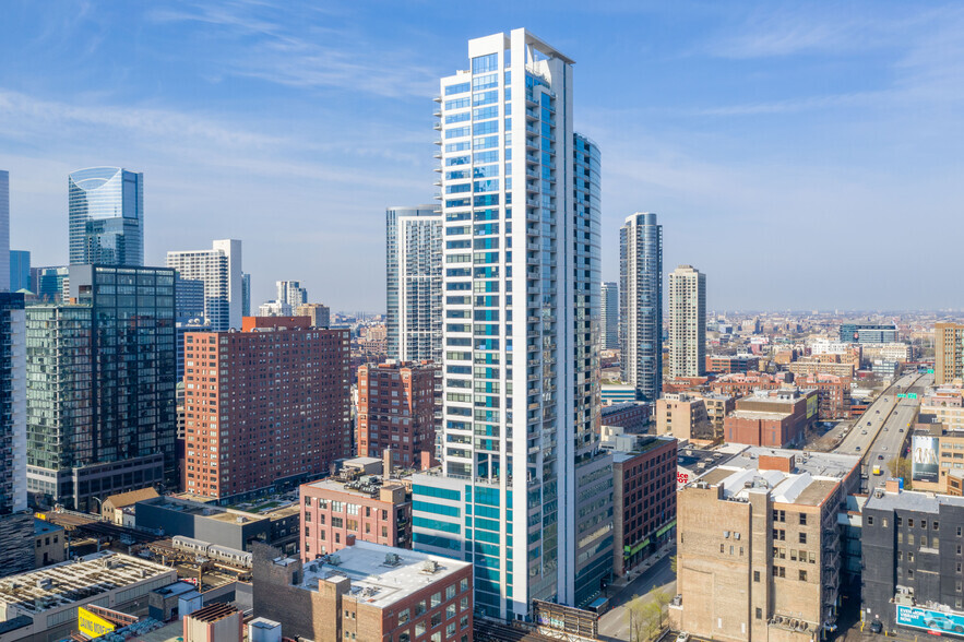 301-325 W Ohio St, Chicago, IL for sale - Building Photo - Image 1 of 1