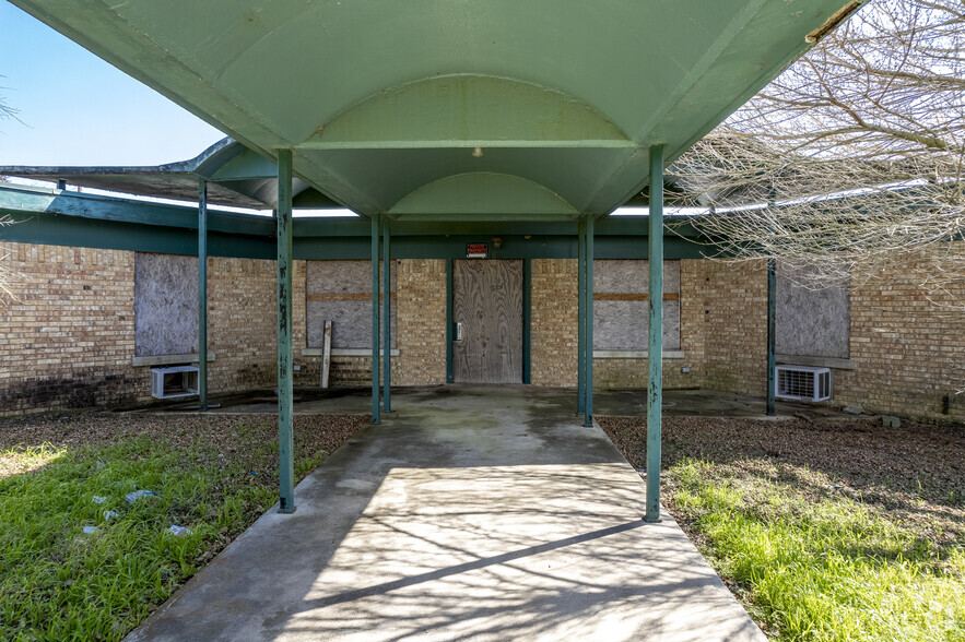 1800 Cartwheel Dr, Gonzales, TX for lease - Building Photo - Image 2 of 8