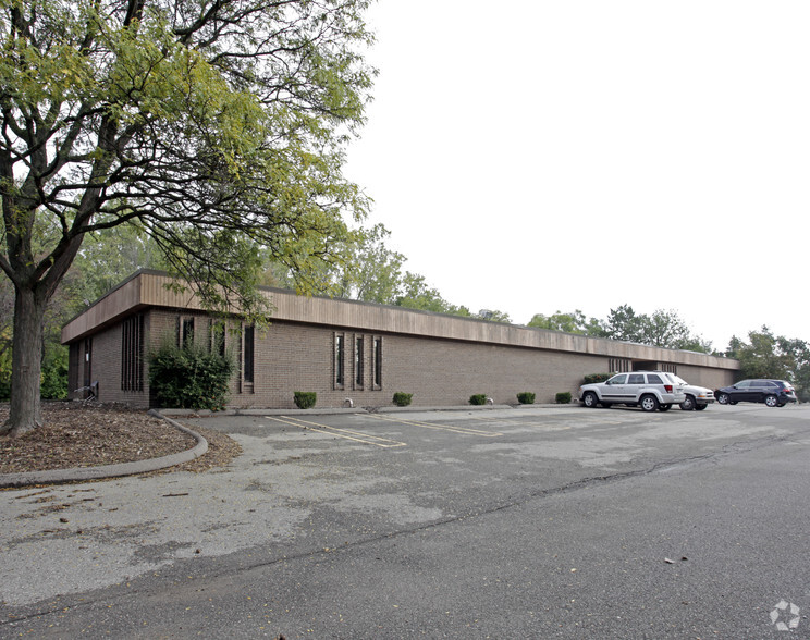 10533-10535 Farmington Rd, Livonia, MI for lease - Building Photo - Image 3 of 3