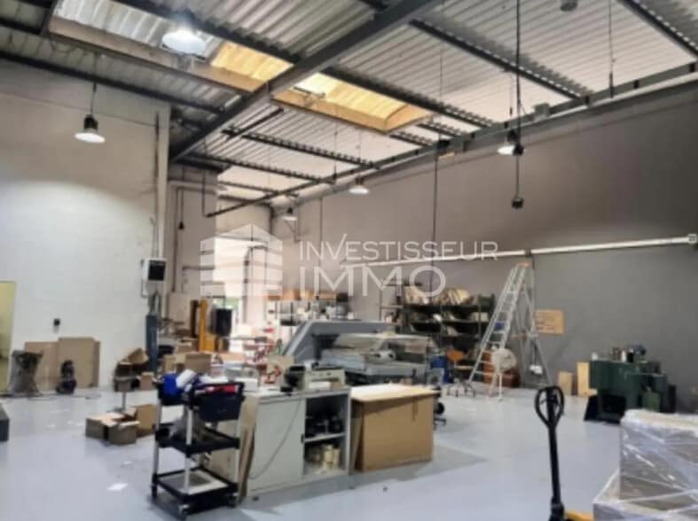 Flex in Bondy for lease - Interior Photo - Image 2 of 7