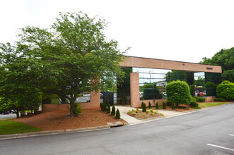 5509 W Friendly Ave, Greensboro, NC for lease Building Photo- Image 1 of 6