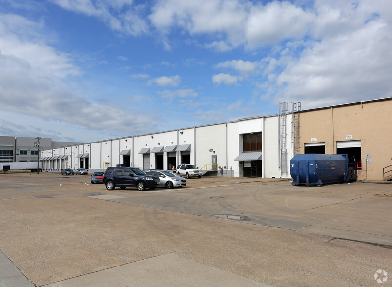 1207 W Crosby Rd, Carrollton, TX for lease - Primary Photo - Image 1 of 5