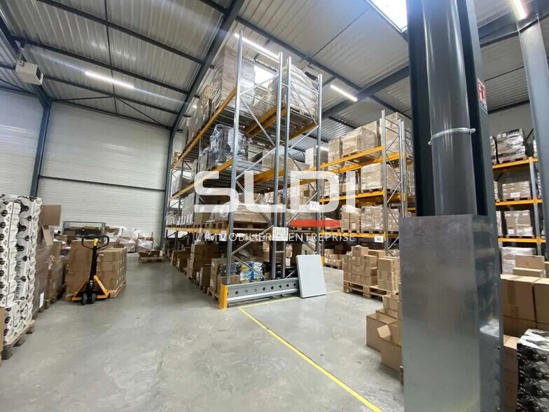 Flex in Saint-Priest for lease - Interior Photo - Image 3 of 6