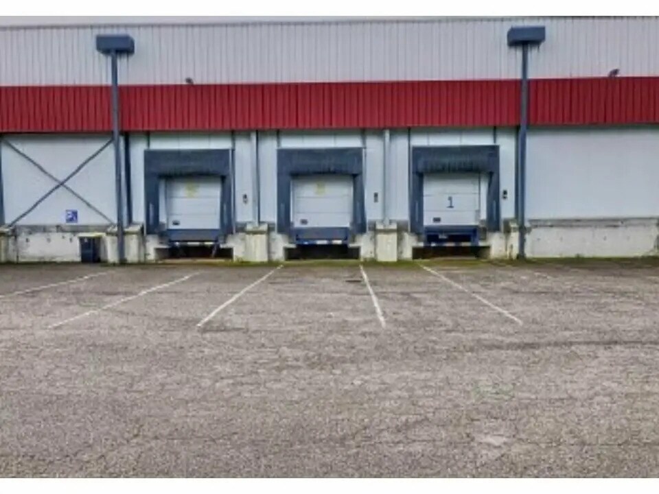 Industrial in Éloyes for lease Building Photo- Image 1 of 3