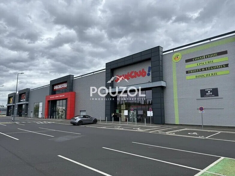 Retail in Clermont-Ferrand for lease - Building Photo - Image 1 of 12