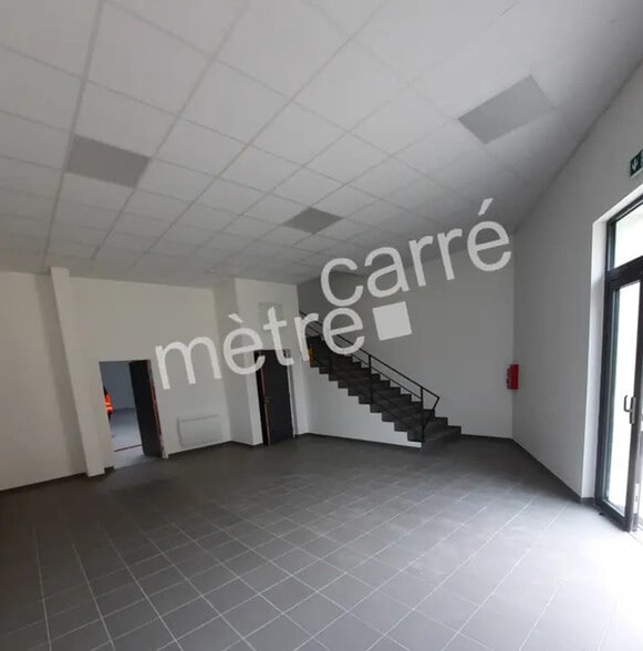 Flex in Carquefou for lease - Interior Photo - Image 2 of 5