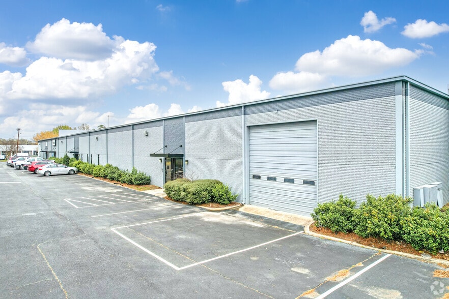 1000-1022 Pressley Rd, Charlotte, NC for lease - Building Photo - Image 1 of 11