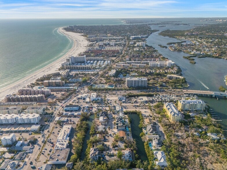 Income-Producing Siesta Key Package portfolio of 3 properties for sale on LoopNet.com - Building Photo - Image 2 of 19