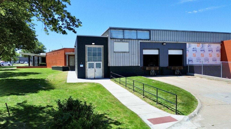 2200 S 24th St, Omaha, NE for lease - Building Photo - Image 2 of 11