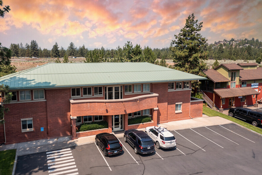 377 SW Century Dr, Bend, OR for lease - Building Photo - Image 1 of 7