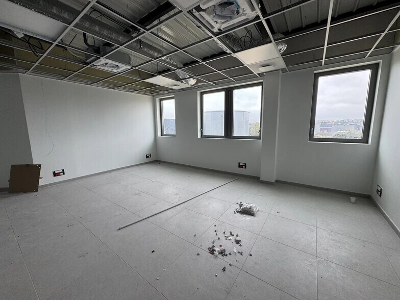 Flex in Frépillon for lease - Interior Photo - Image 2 of 16