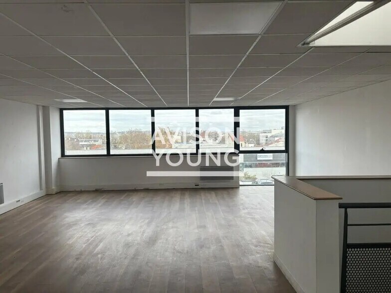 Flex in Saint-Denis for lease - Interior Photo - Image 1 of 9