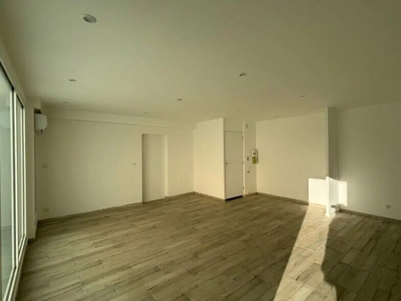 Retail in Fos-sur-Mer for lease - Interior Photo - Image 3 of 5