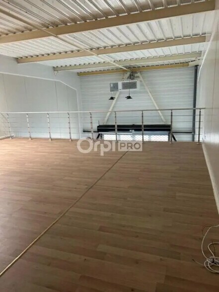 Retail in Bétheny for lease - Interior Photo - Image 1 of 9