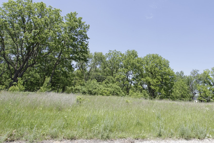 2318 East Paris Ave SE, Grand Rapids, MI for sale - Primary Photo - Image 1 of 4