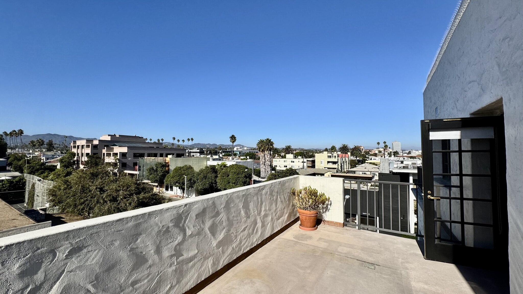 725 Arizona Ave, Santa Monica, CA for lease Interior Photo- Image 1 of 4