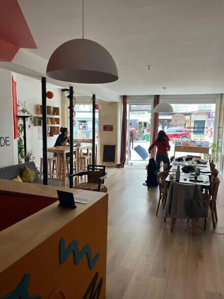 Retail in Paris for lease - Interior Photo - Image 1 of 4