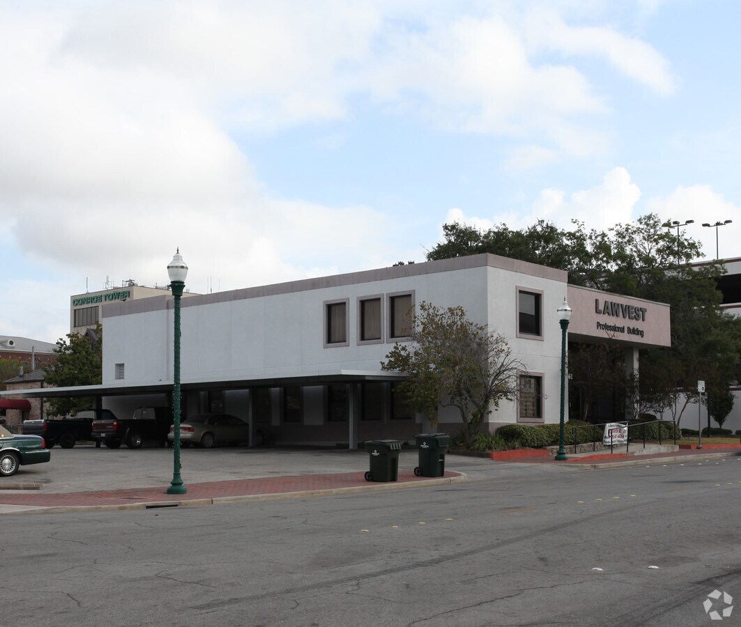 402 Simonton St, Conroe, TX 77301