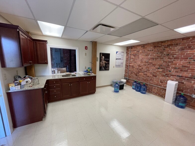 493 Lancaster St, Leominster, MA for lease - Interior Photo - Image 2 of 6