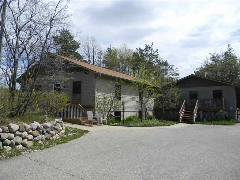 9020 Upper Bay Shore Rd, Charlevoix, MI 49720