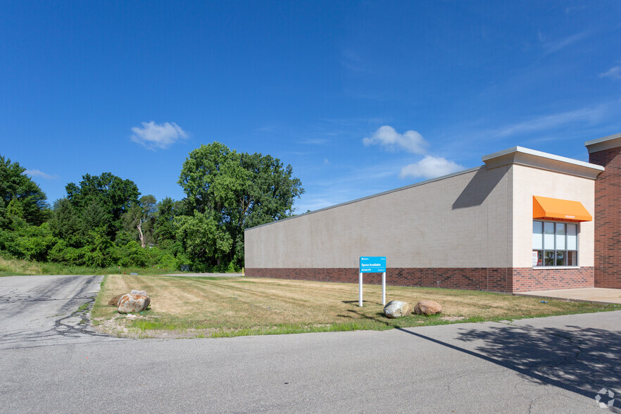 3165 Alpine Ave, Grand Rapids, MI for sale - Primary Photo - Image 1 of 1