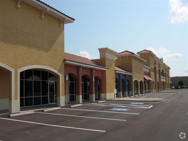 1076 E Brandon Blvd, Brandon, FL for lease - Building Photo - Image 3 of 11