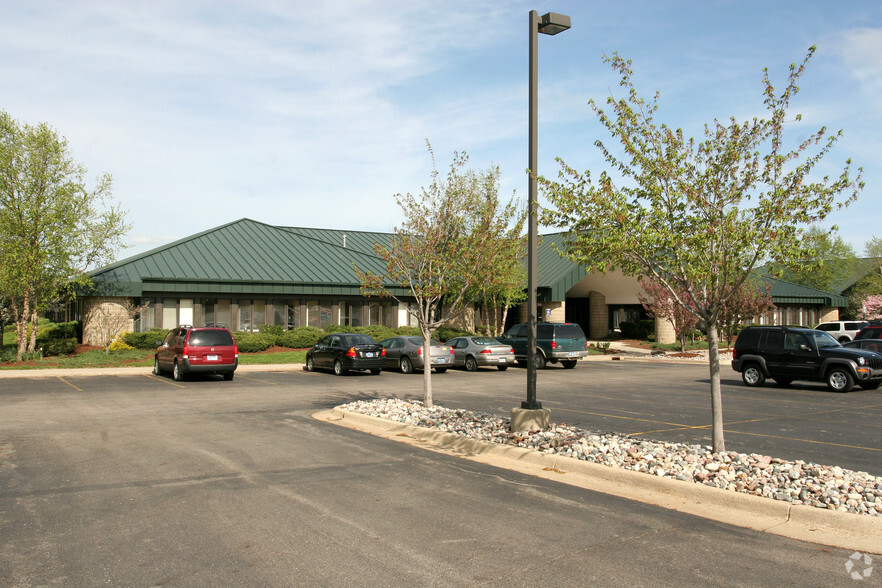 2140 University Park Dr, Okemos, MI for lease - Building Photo - Image 3 of 5